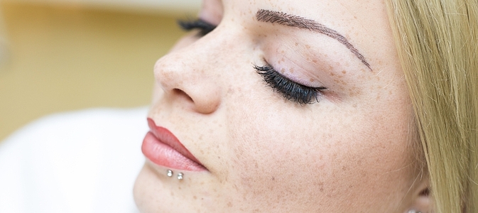 Behandelte Augenbrauen, Lider und Lippen